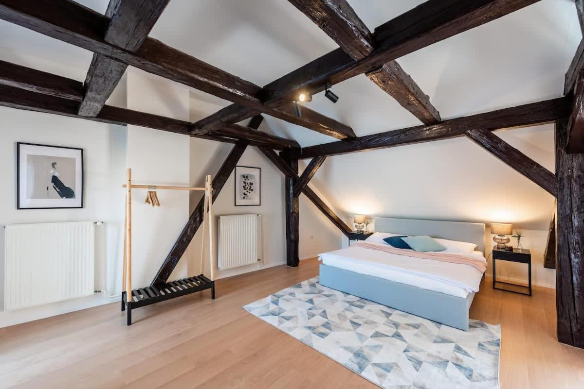 Wonderful Romantic Old Town Apt