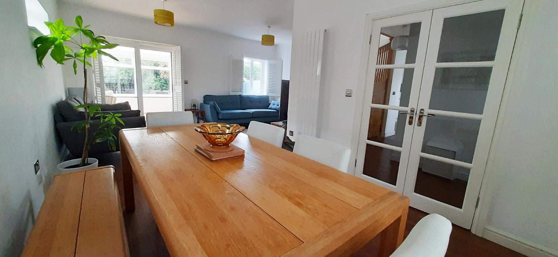 3-Bedroom Family Home. Just 5 Mins From The Beach! view 4
