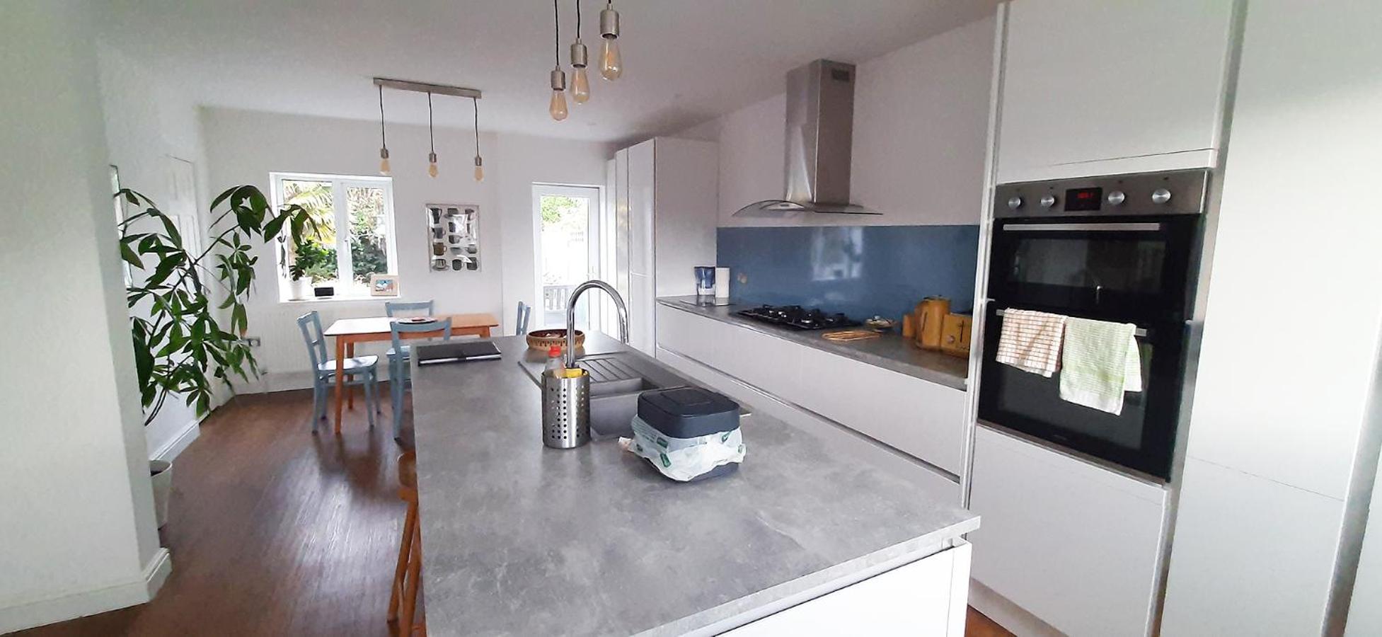 3-Bedroom Family Home. Just 5 Mins From The Beach! view 5