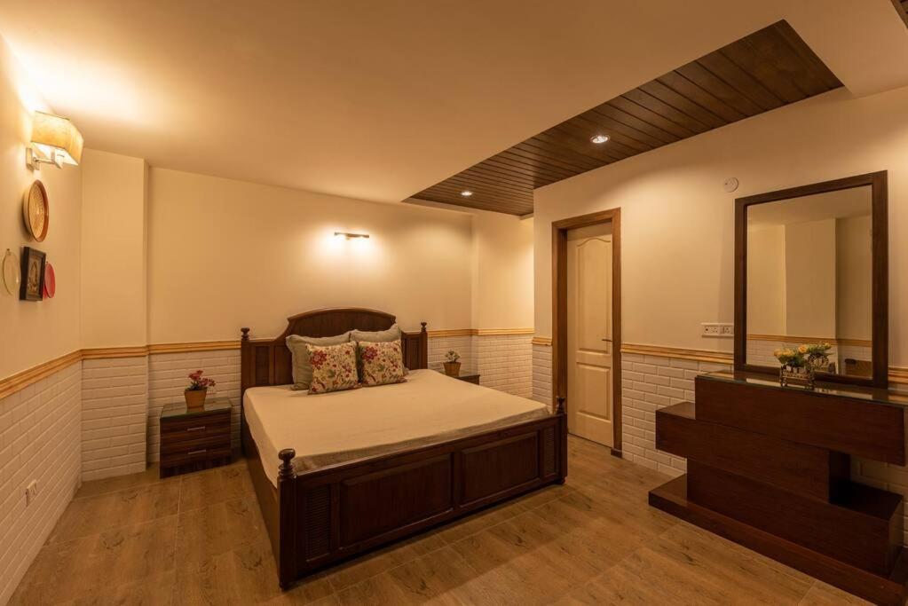 2BHK Close to Mall Road l Mountain High view 4
