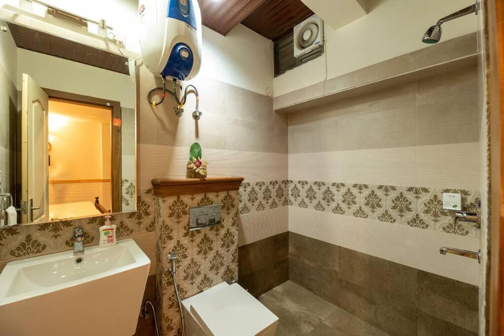 2BHK Close to Mall Road l Mountain High view 5