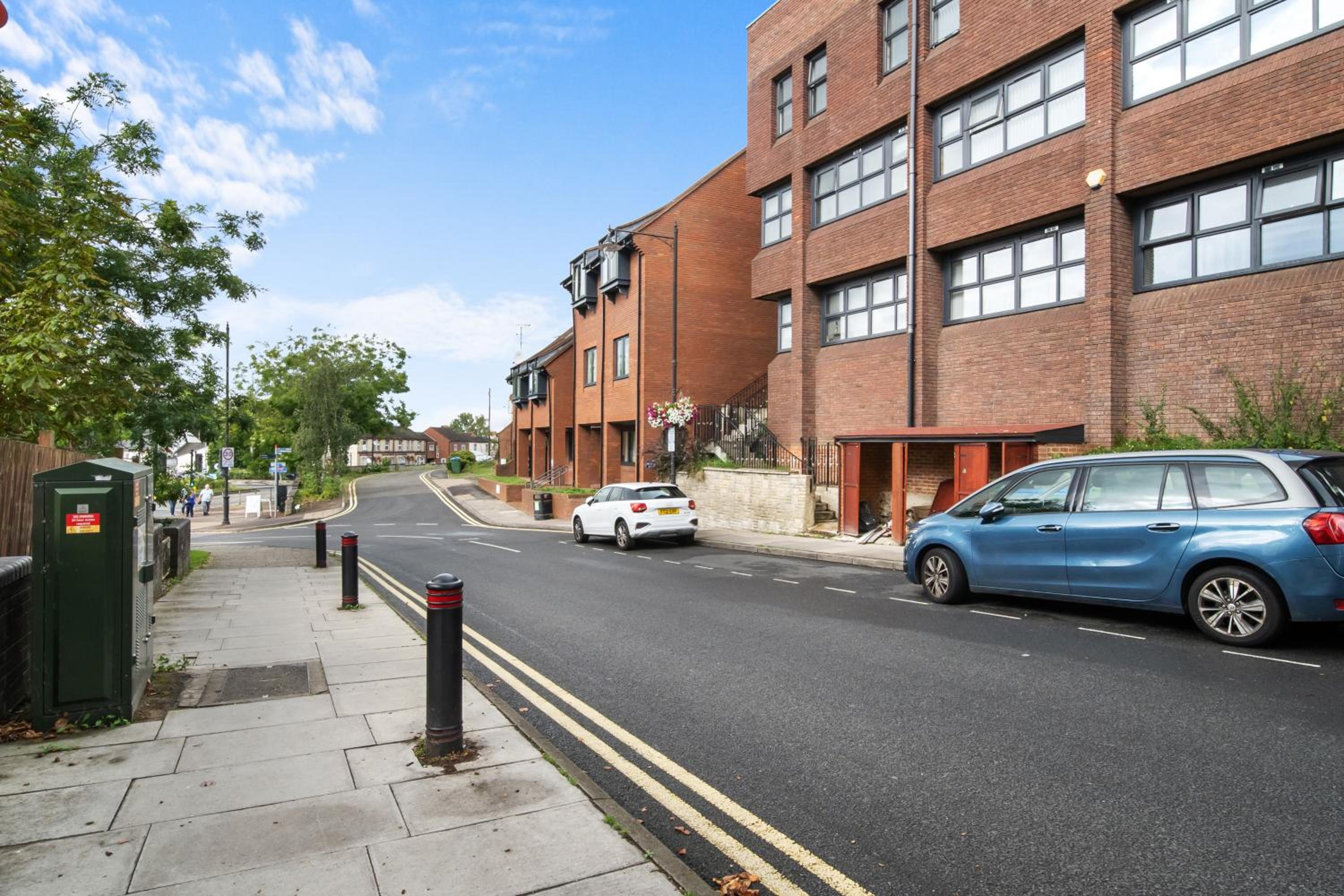 Livestay-Modern Apartments Building in Aylesbury