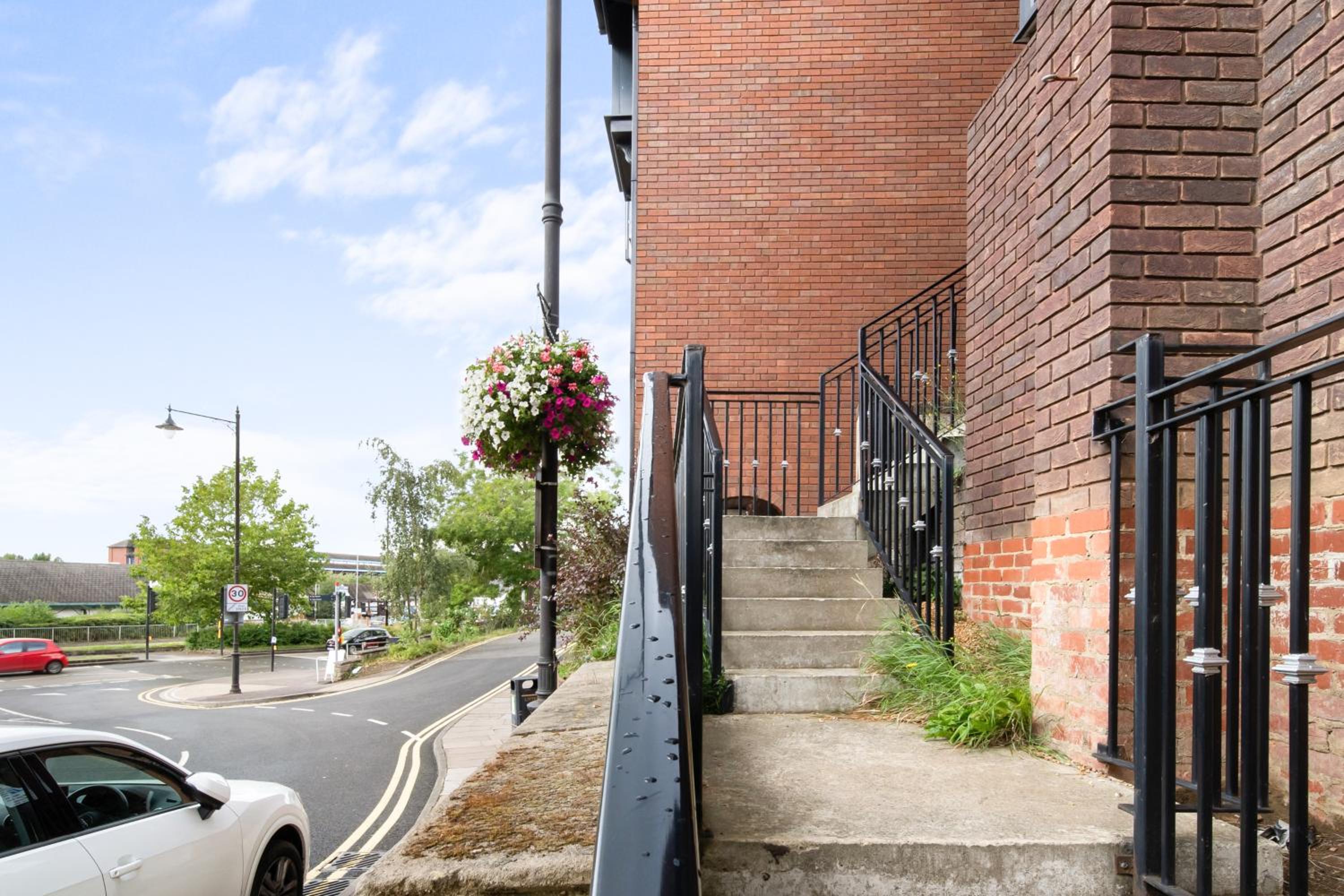 Livestay-Modern Apartments Building in Aylesbury