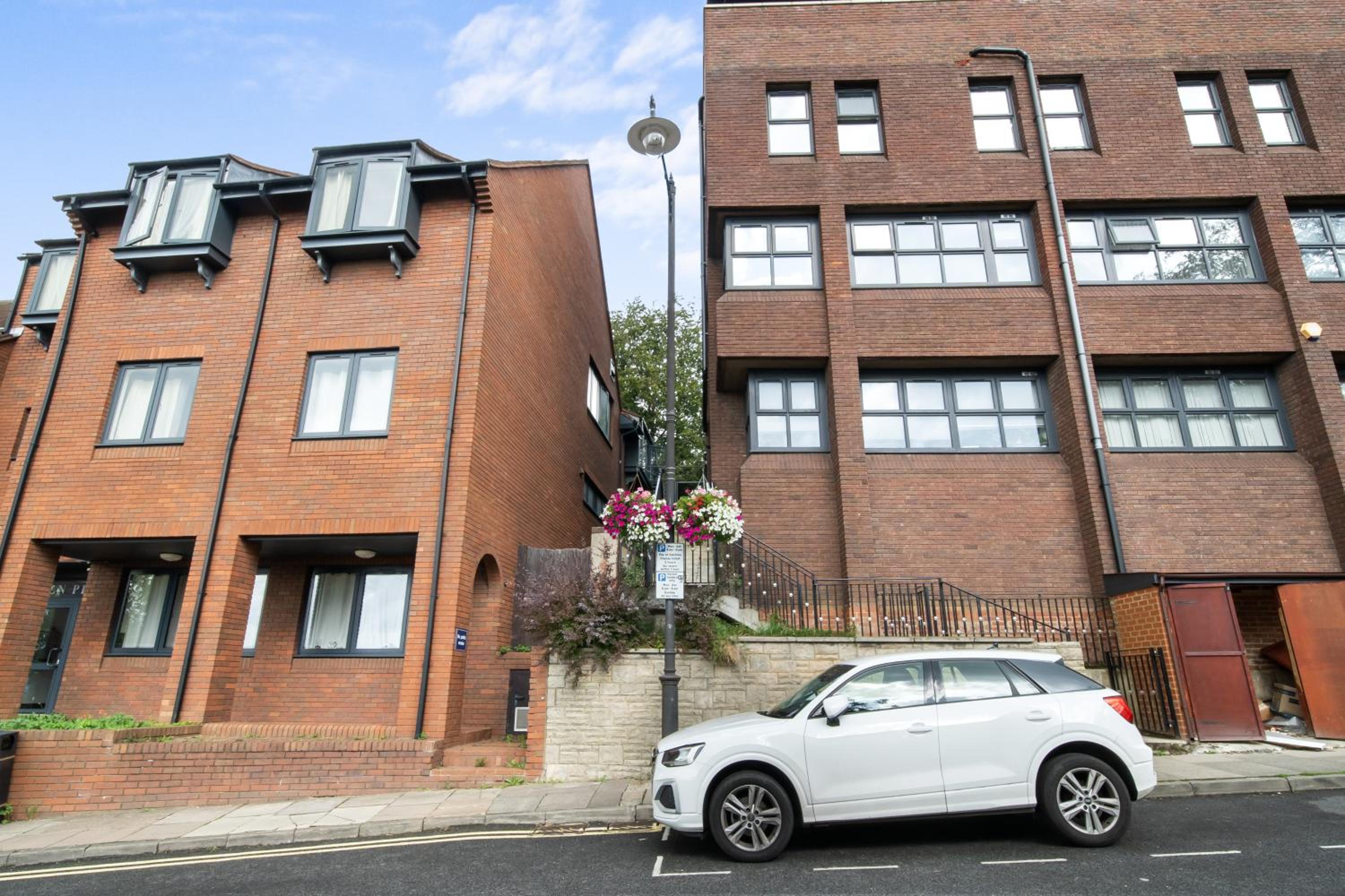 Livestay-Modern Apartments Building in Aylesbury