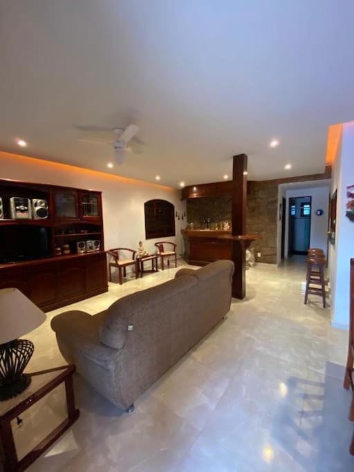 Linda Casa de Praia em Jaconé com Piscina & Quadra