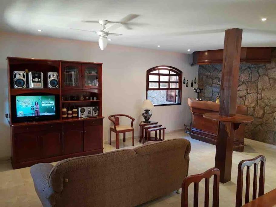 Linda Casa de Praia em Jaconé com Piscina & Quadra