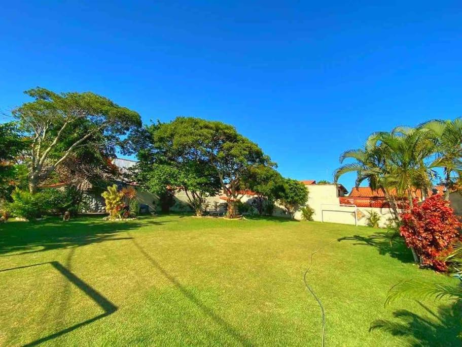 Linda Casa de Praia em Jaconé com Piscina & Quadra