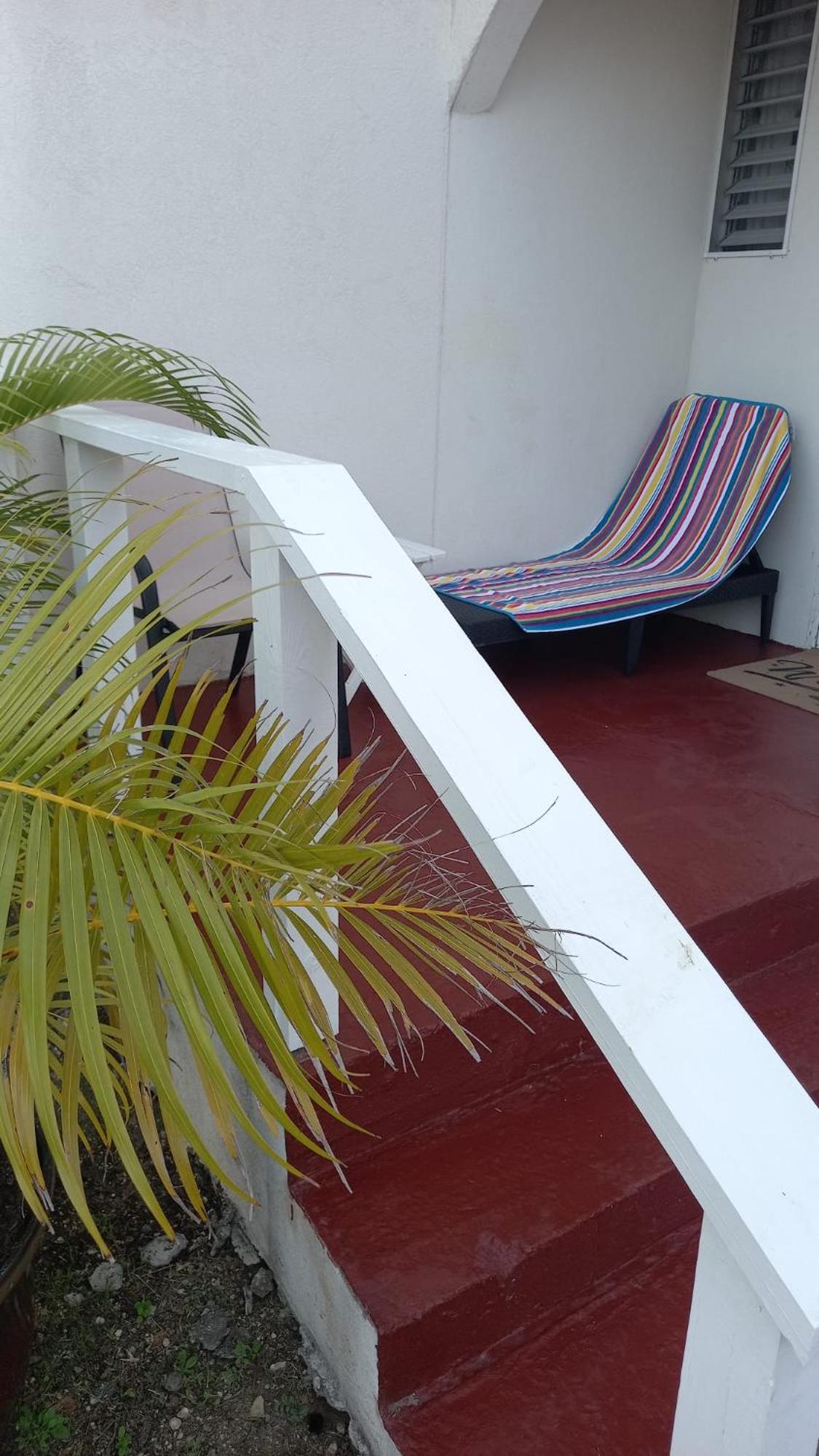 One Bedroom Apartment 1 minute walk to West Coast Beach!
