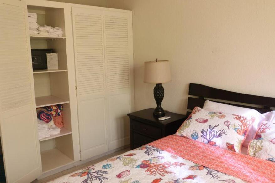 One Bedroom Apartment 1 minute walk to West Coast Beach!
