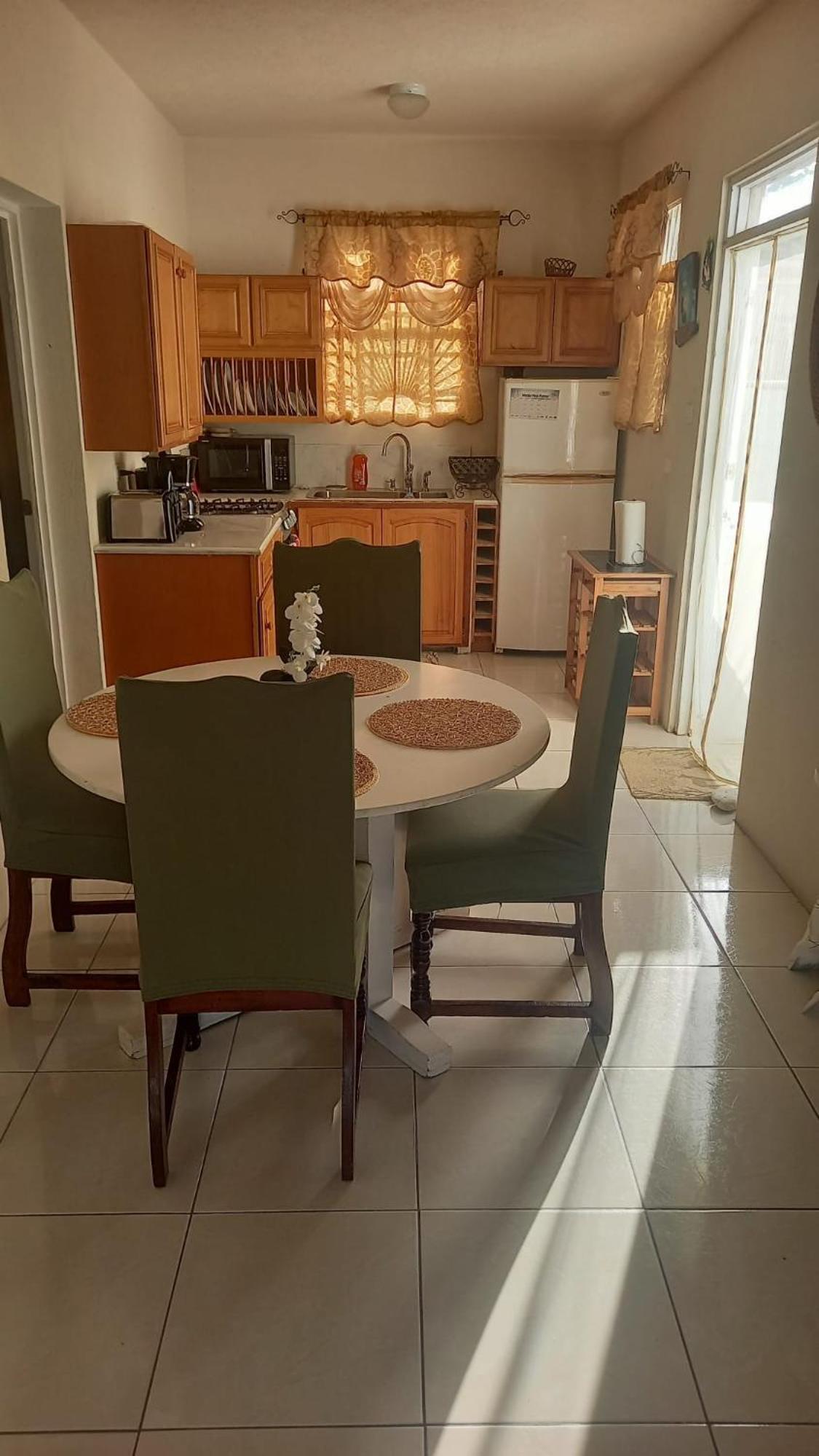 One Bedroom Apartment 1 minute walk to West Coast Beach!