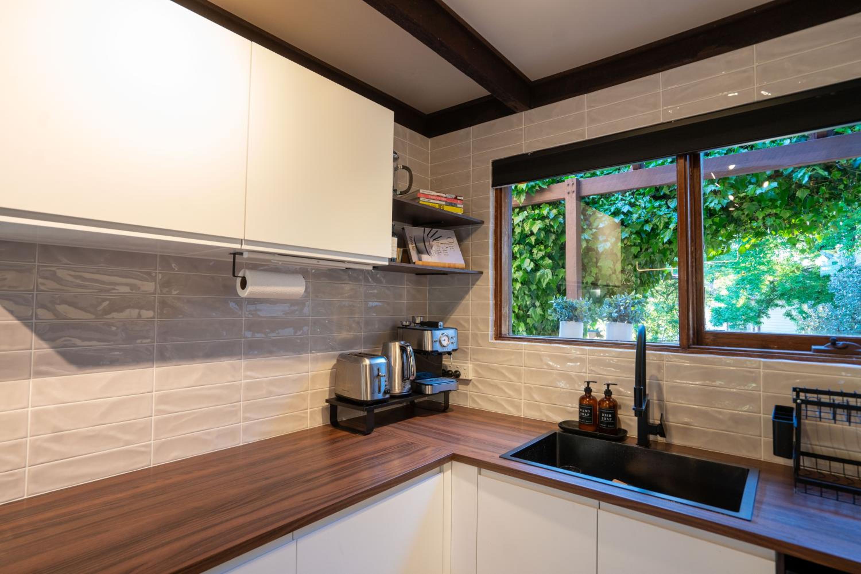 Spacious 5 bedroom Country Home