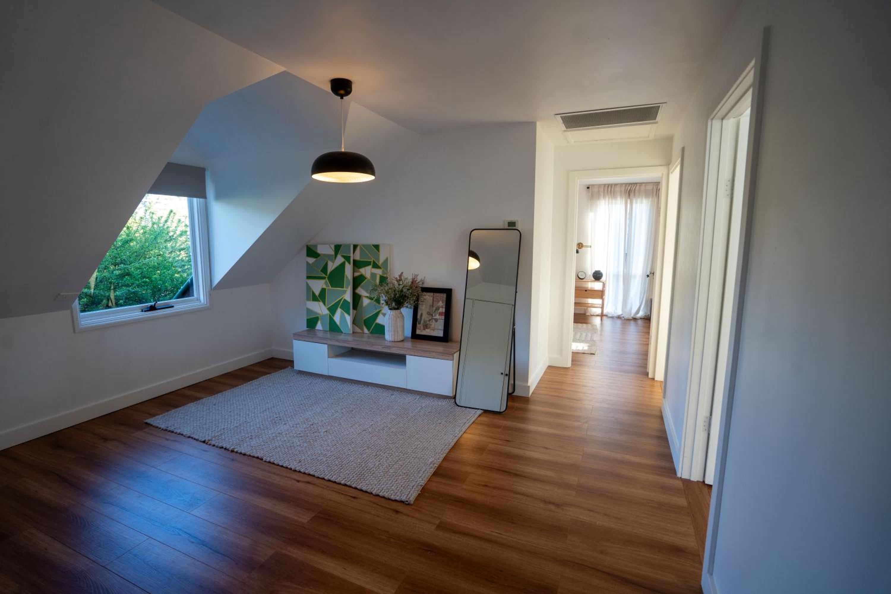 Spacious 5 bedroom Country Home