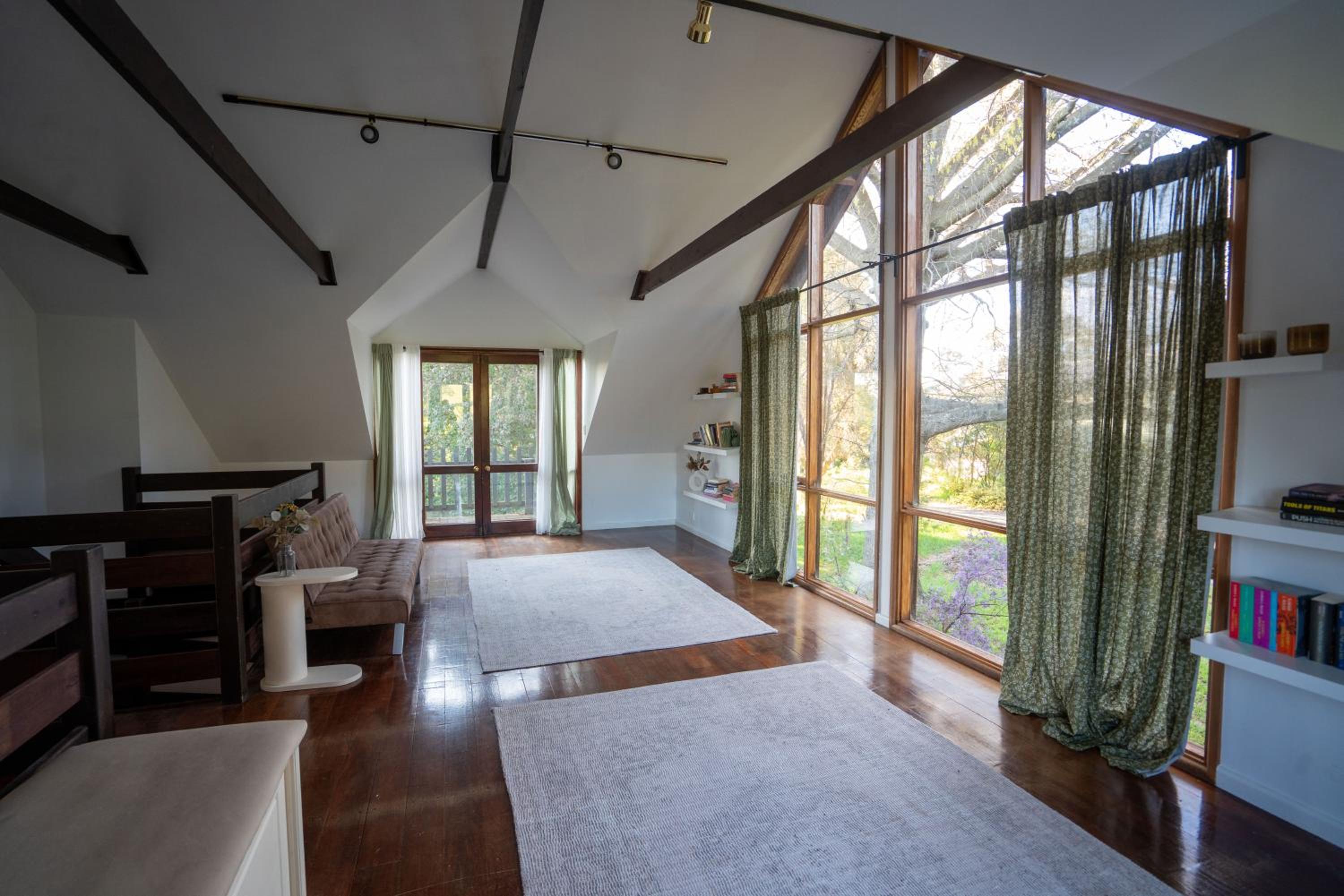 Spacious 5 bedroom Country Home