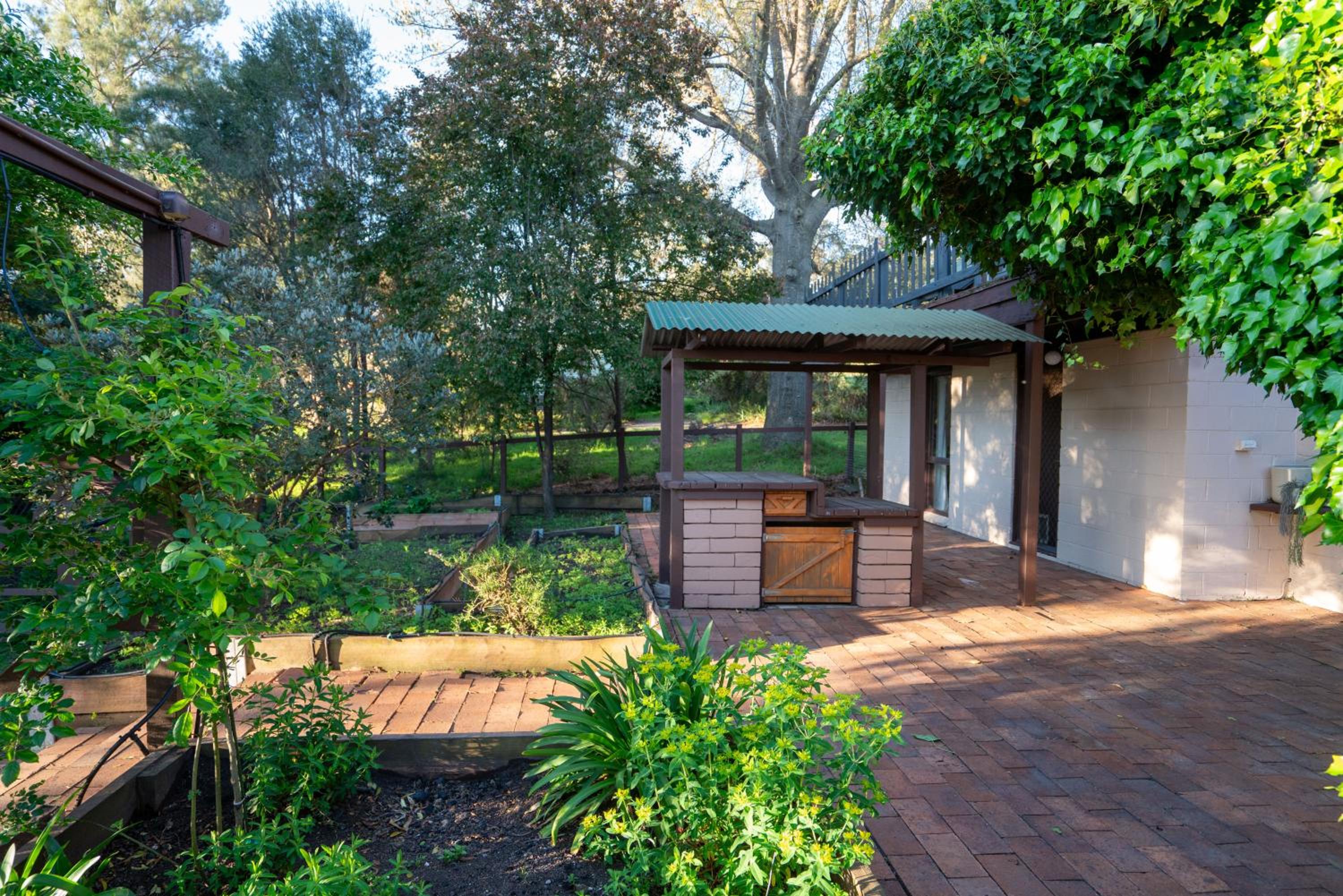 Spacious 5 bedroom Country Home