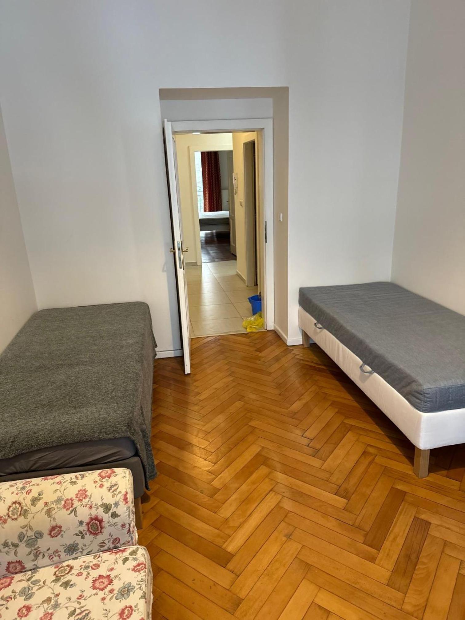 2 Bed Flat - Sleeps 9 - Pets - Smoking on terrace