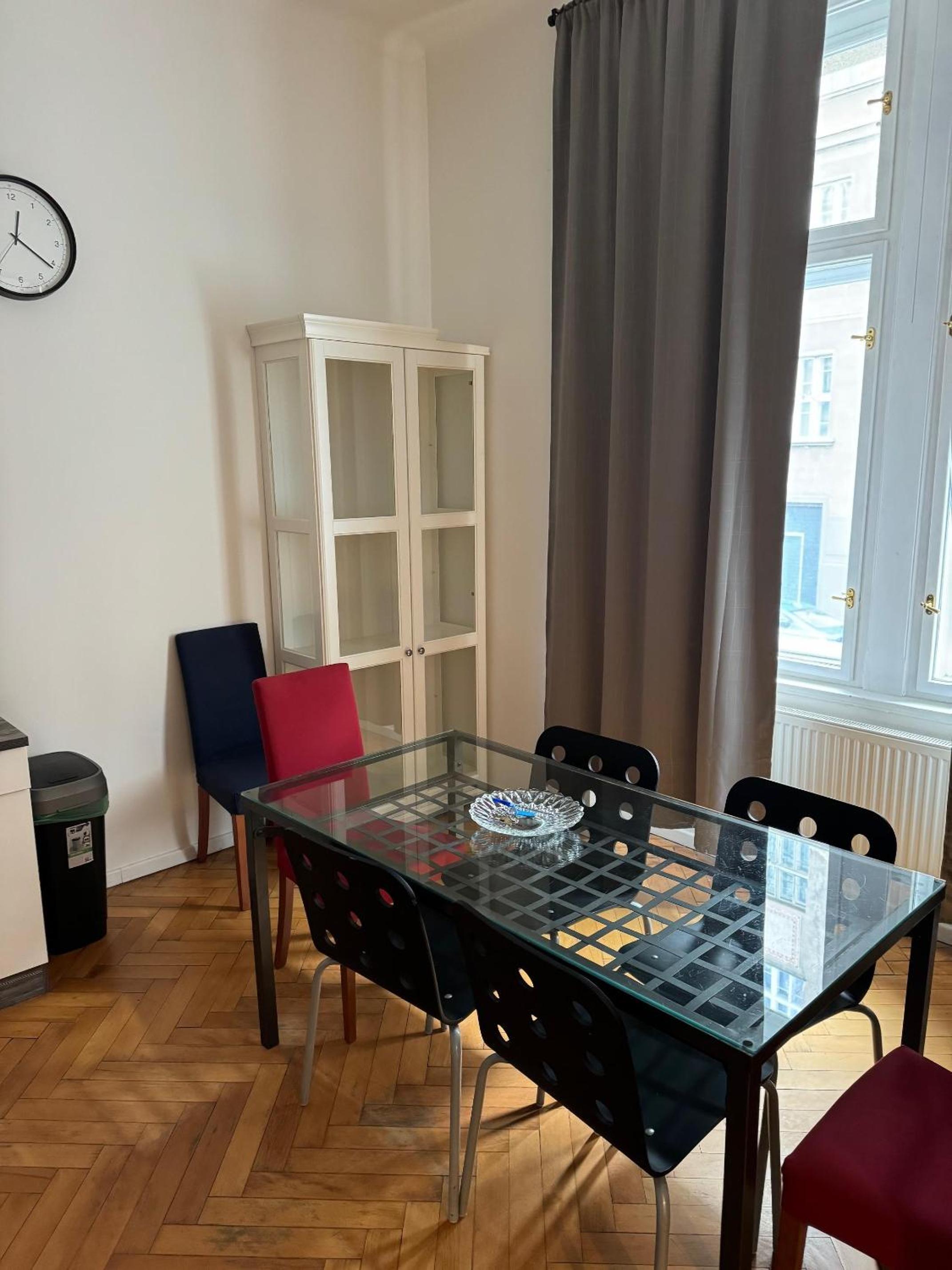 2 Bed Flat - Sleeps 9 - Pets - Smoking on terrace