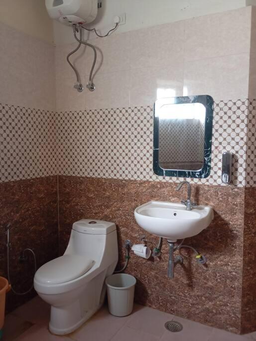 7BR Farmhouse Wid Private Pool by Especial Rentals view 3