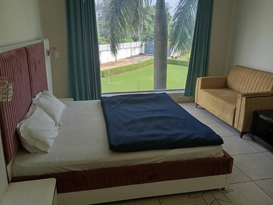 7BR Farmhouse Wid Private Pool by Especial Rentals view 5