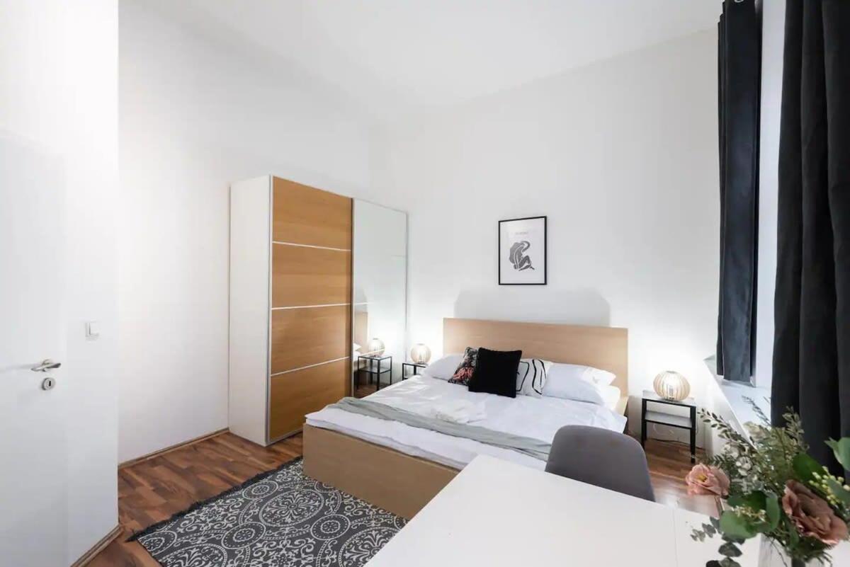 Friendly Studio for Two Old Town