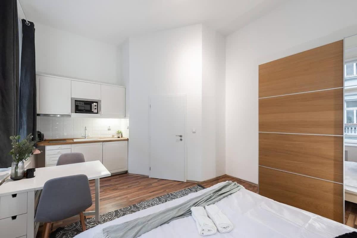 Friendly Studio for Two Old Town