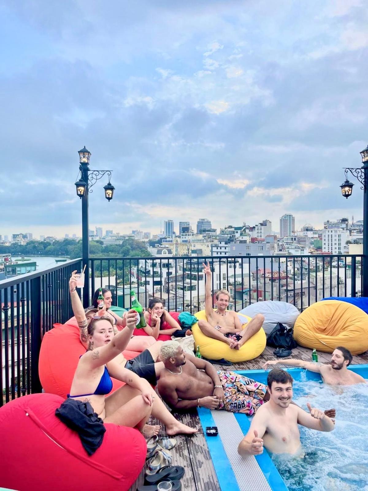 Lakeview Backpackers Hostel & Rooftop Bar