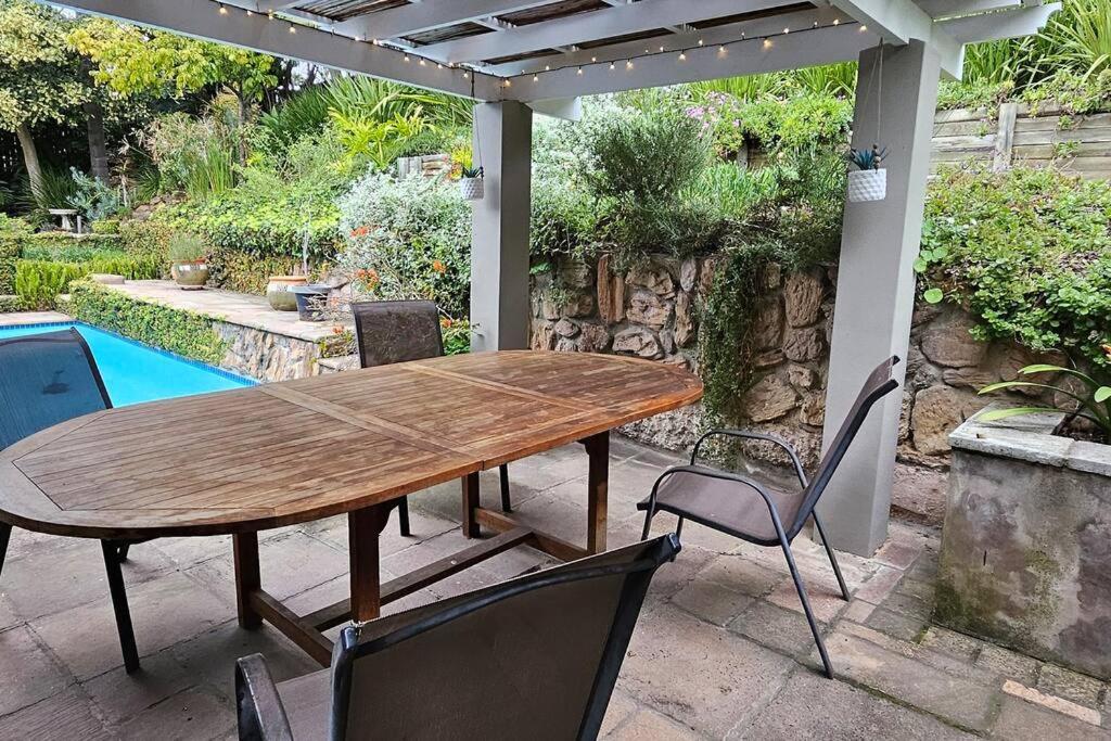 Large 3 x Bedroom Garden Oasis! view 3