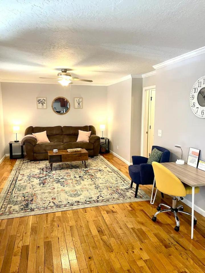 Cozy 2 Bedroom Townhouse Near Lake and Restaurants view 2