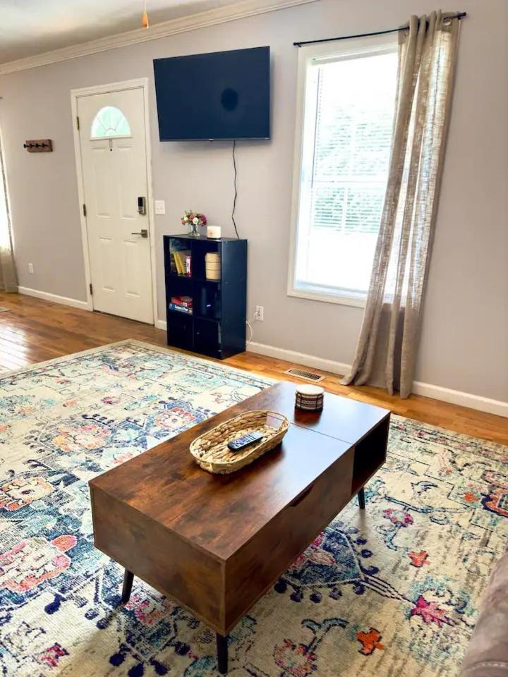 Cozy 2 Bedroom Townhouse Near Lake and Restaurants view 5
