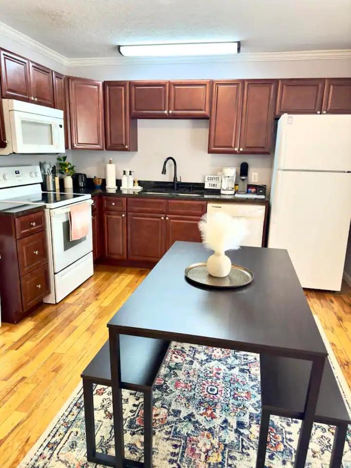 Cozy 2 Bedroom Townhouse Near Lake and Restaurants view 3
