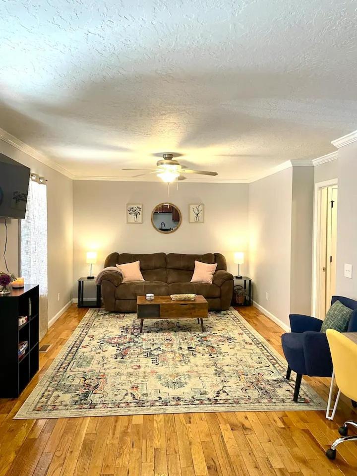 Cozy 2 Bedroom Townhouse Near Lake and Restaurants view 4