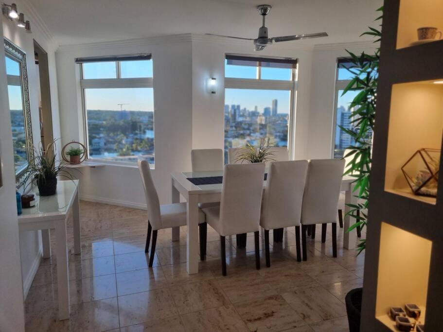 Surfers Paradise Penthouse & Rooftop with city views