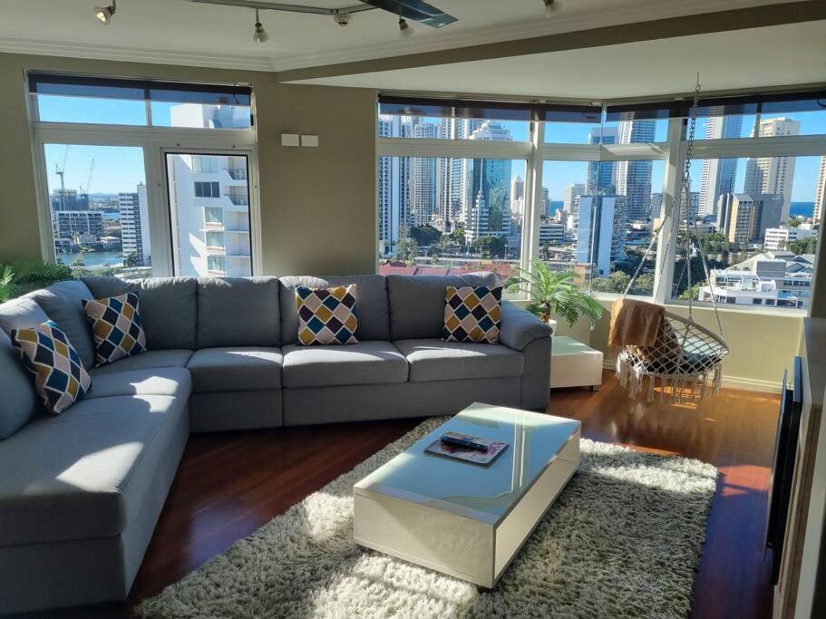 Surfers Paradise Penthouse & Rooftop with city views