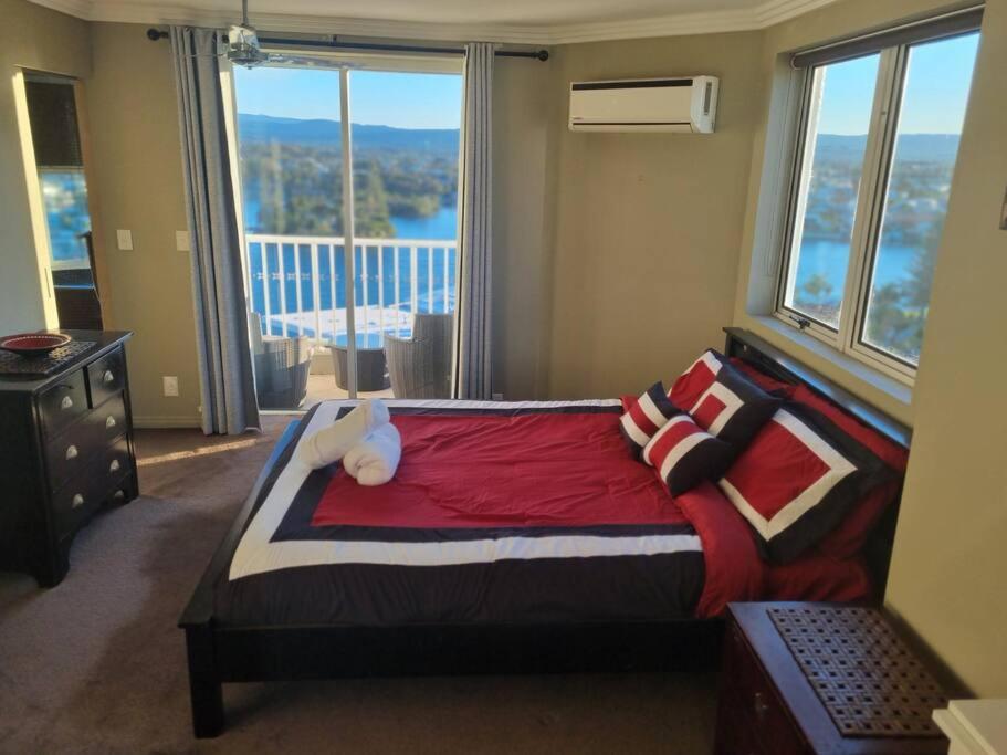 Surfers Paradise Penthouse & Rooftop with city views