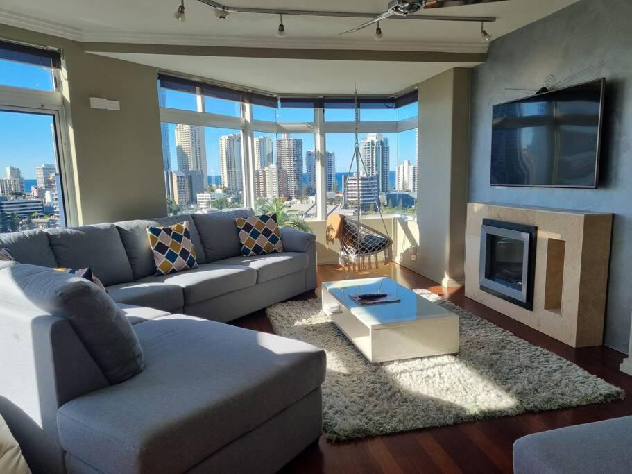 Surfers Paradise Penthouse & Rooftop with city views