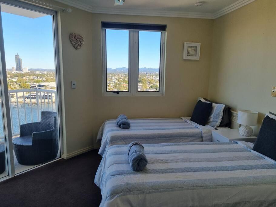 Surfers Paradise Penthouse & Rooftop with city views
