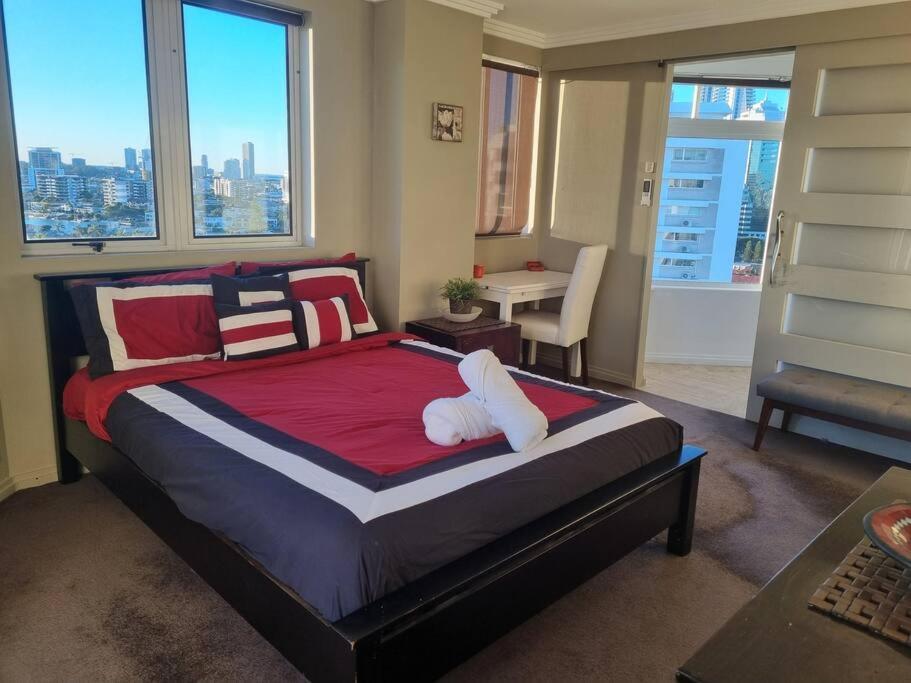 Surfers Paradise Penthouse & Rooftop with city views