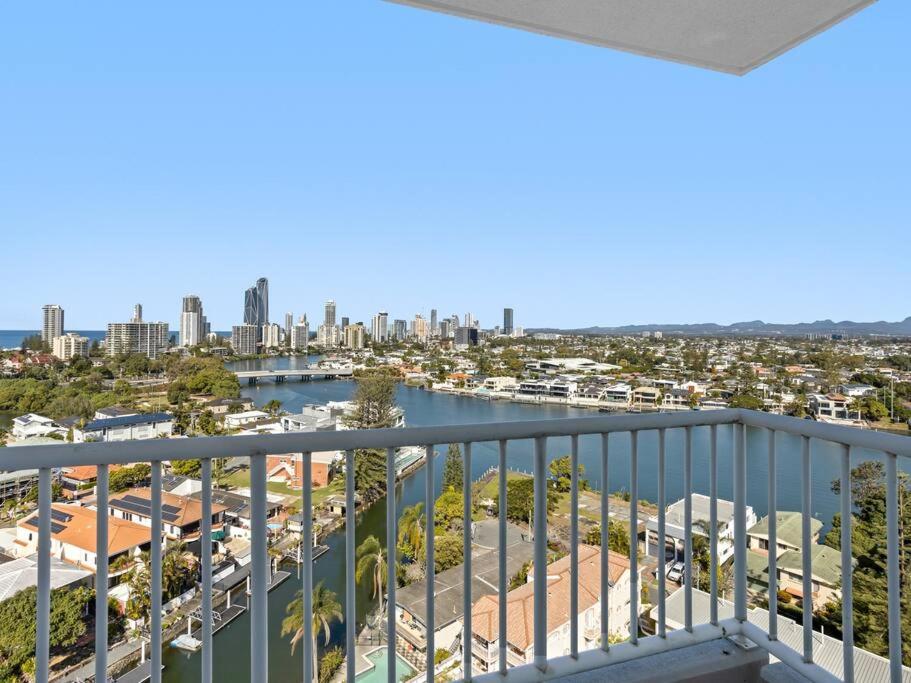 Surfers Paradise Penthouse & Rooftop with city views