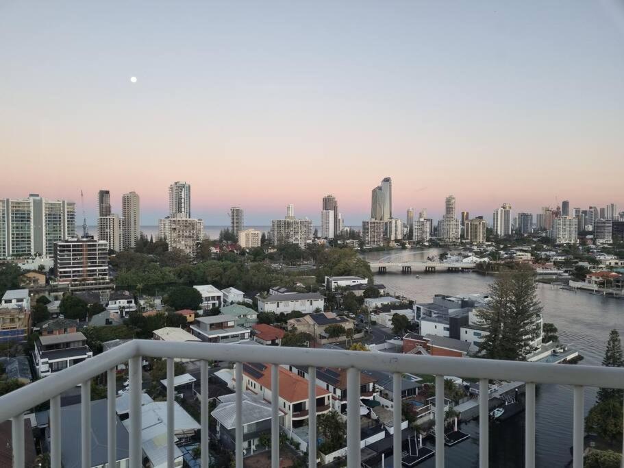 Surfers Paradise Penthouse & Rooftop with city views