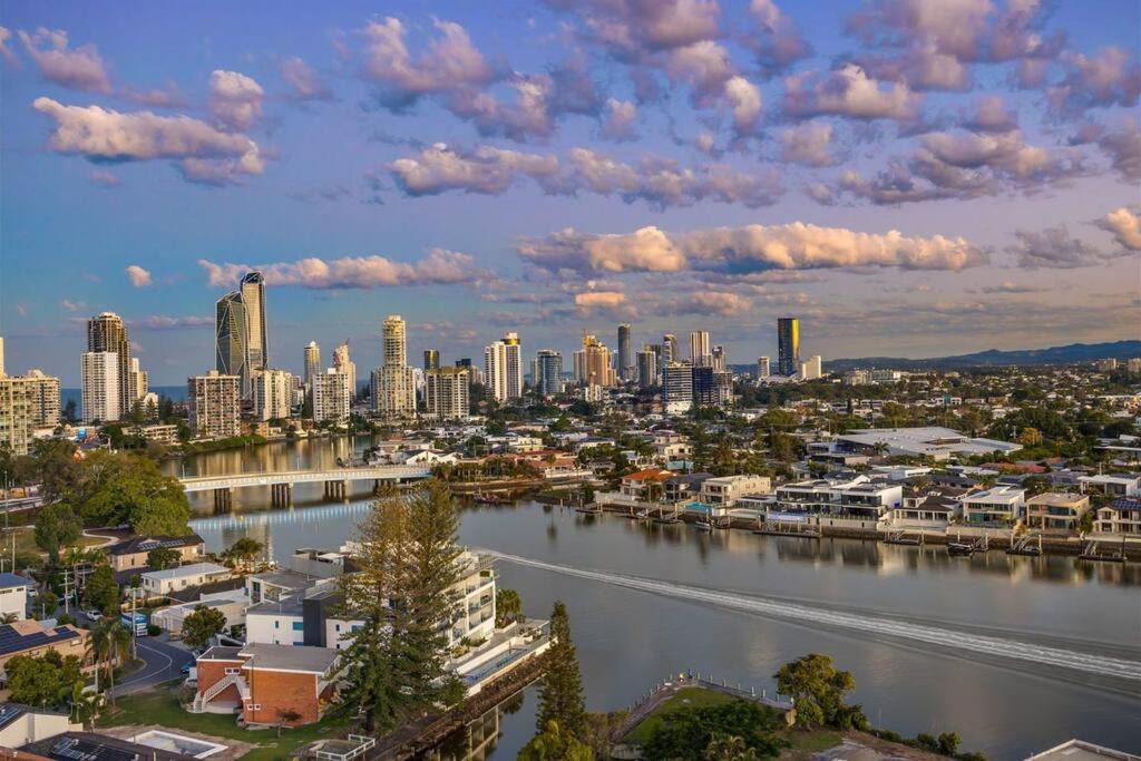 Surfers Paradise Penthouse & Rooftop with city views