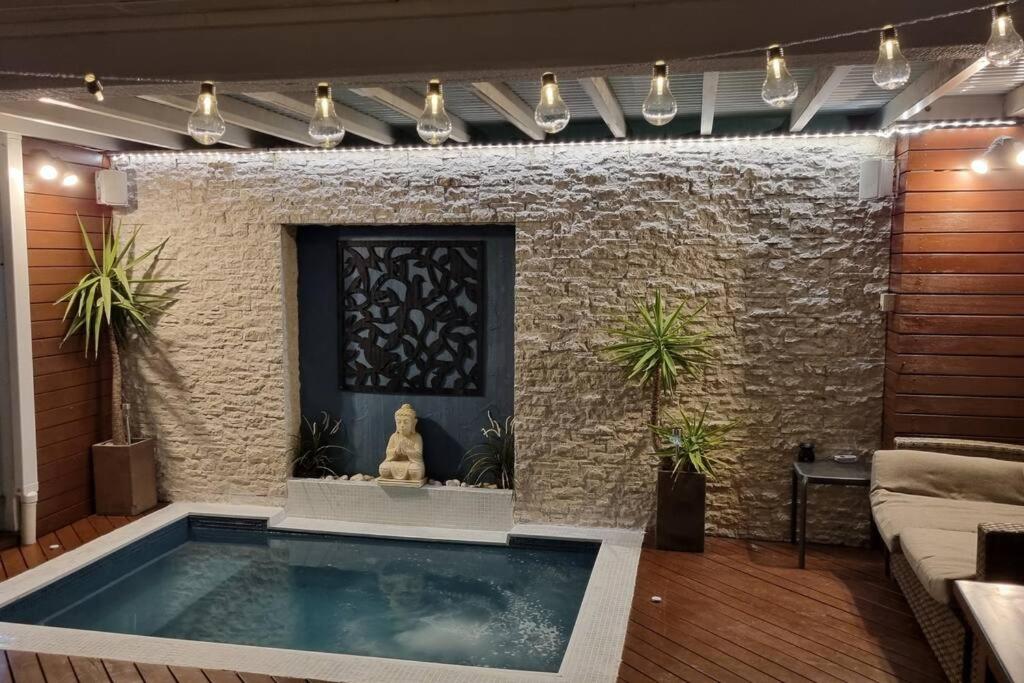Surfers Paradise Penthouse & Rooftop with city views