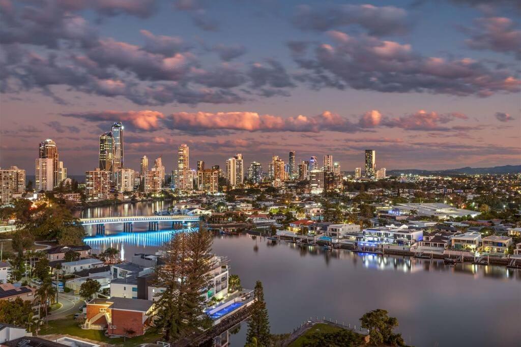 Surfers Paradise Penthouse & Rooftop with city views