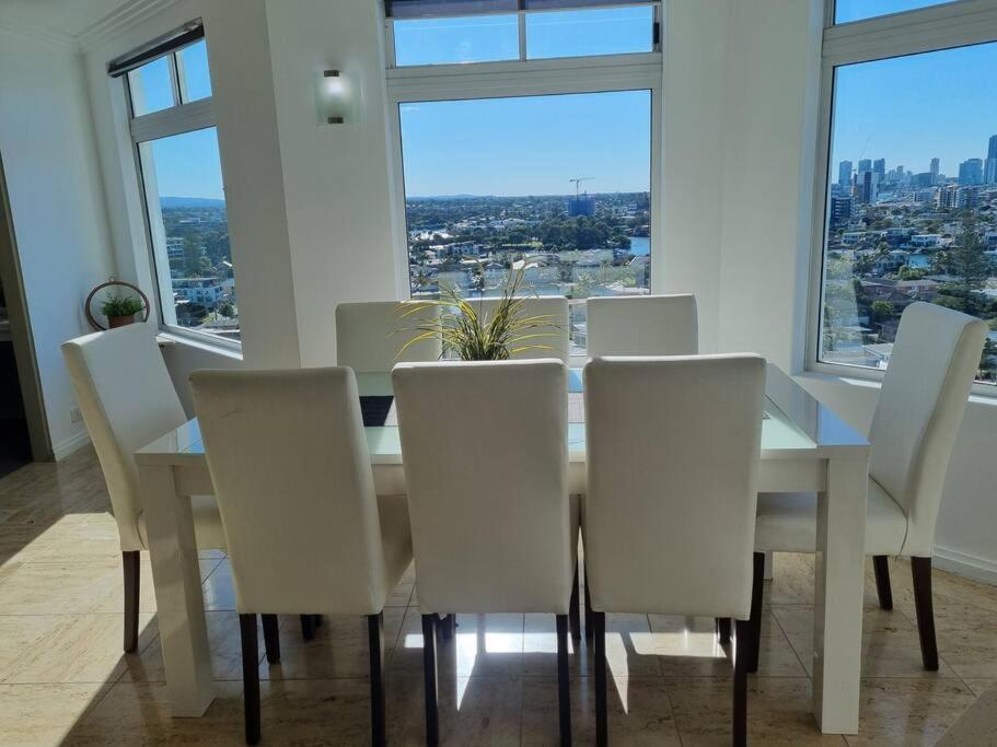 Surfers Paradise Penthouse & Rooftop with city views