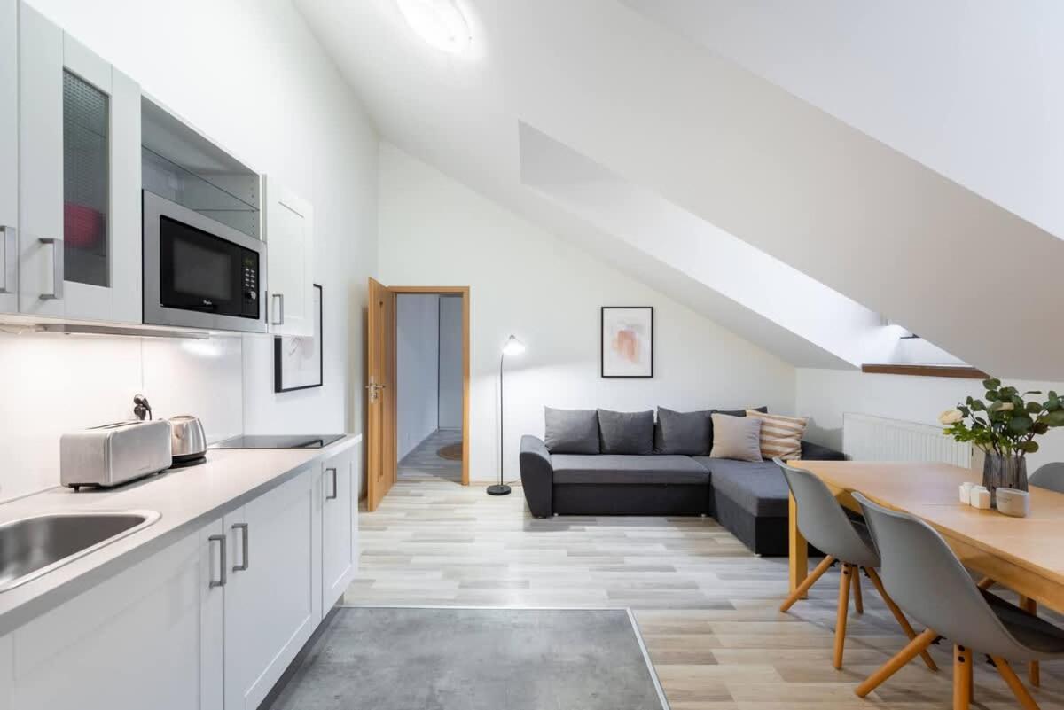 Elegant 4-Guest Retreat near Old Town