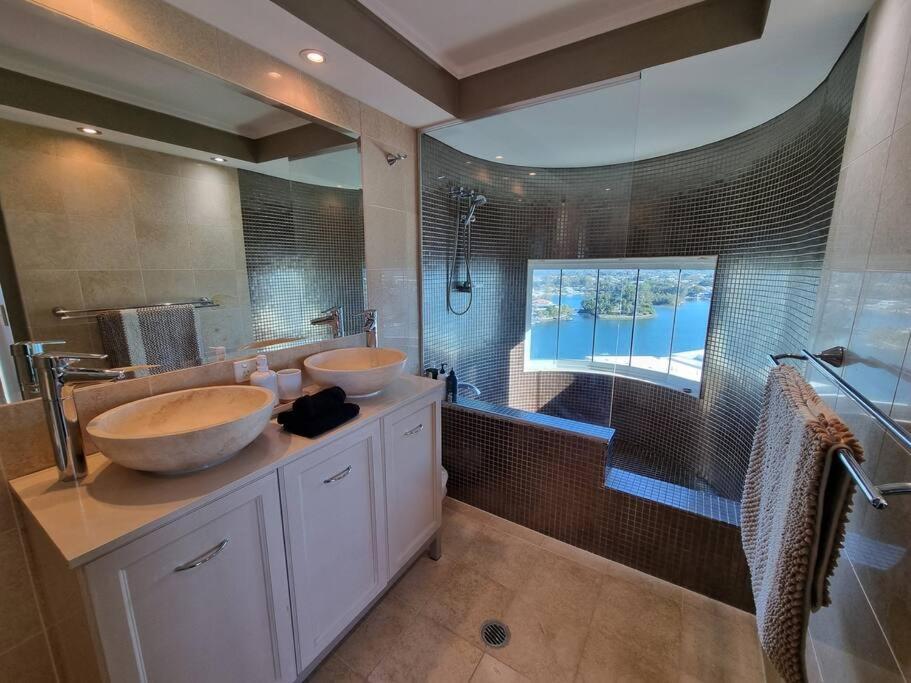 Surfers Paradise Penthouse & Rooftop with city views