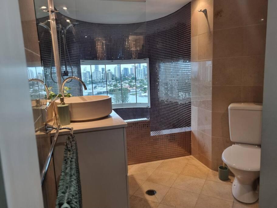 Surfers Paradise Penthouse & Rooftop with city views