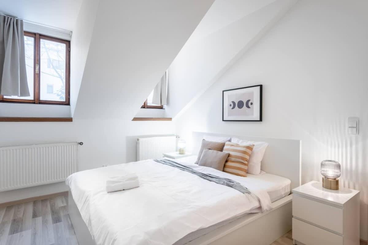 Elegant 4-Guest Retreat near Old Town