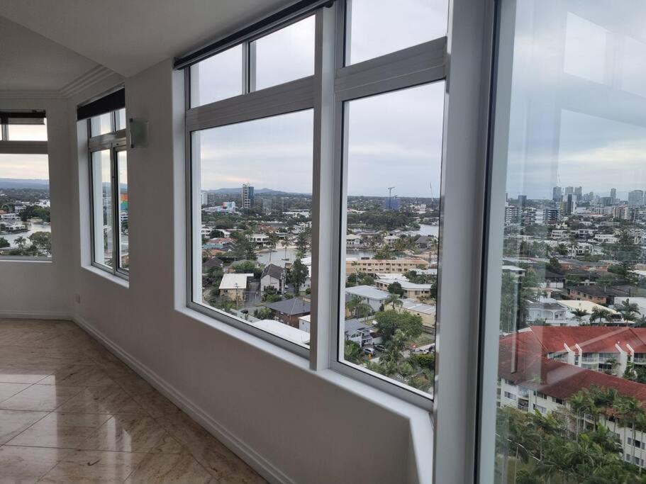 Surfers Paradise Penthouse & Rooftop with city views