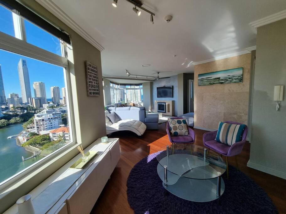 Surfers Paradise Penthouse & Rooftop with city views