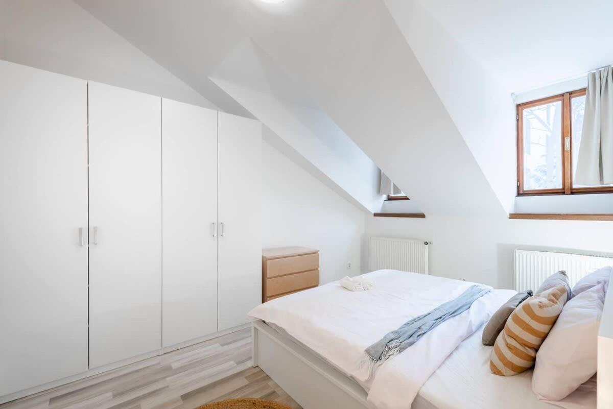 Elegant 4-Guest Retreat near Old Town