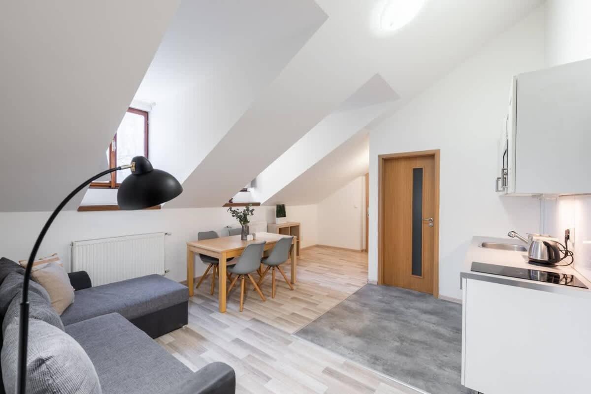 Elegant 4-Guest Retreat near Old Town